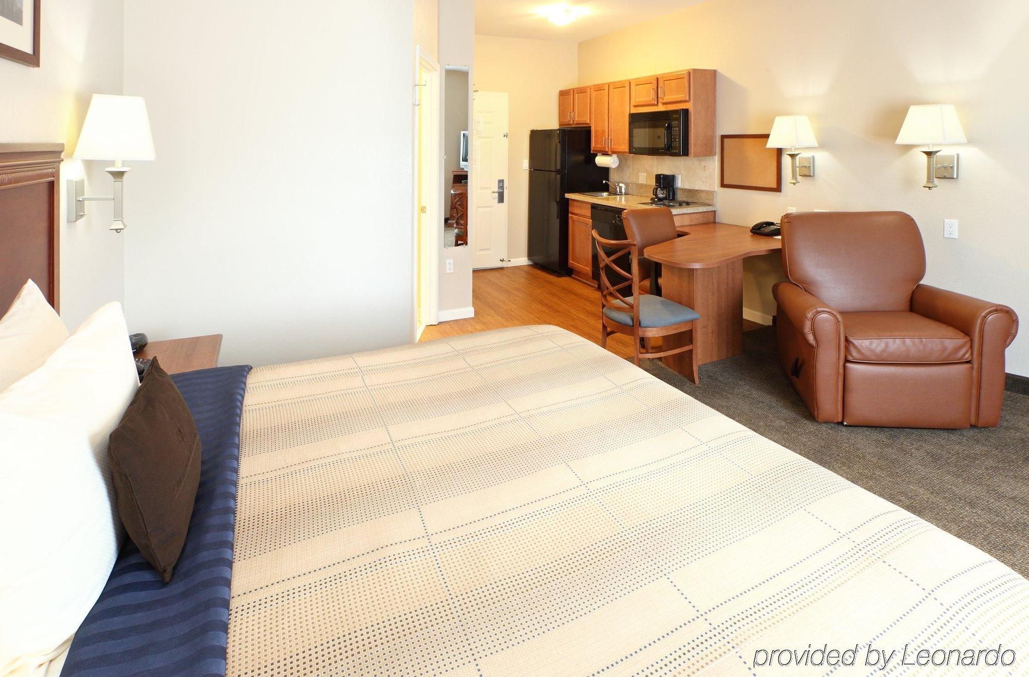 Candlewood West By Ihg Hotel